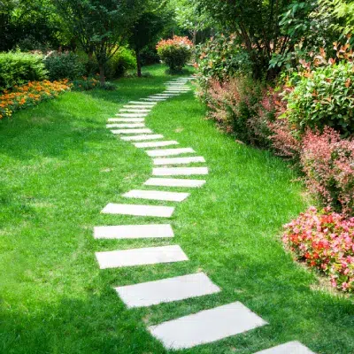 Chemin sinueux en dalles dans un jardin verdoyant